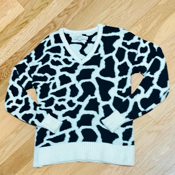 Ann Taylor LOFT Animal Print Cow Black Cream Pullover Sweater V Neck Size XS - Picture 3 of 8